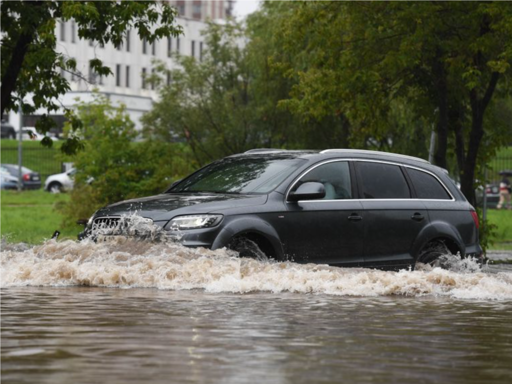 Спасатели освободили от воды девять затопленных дорог в Подмосковье