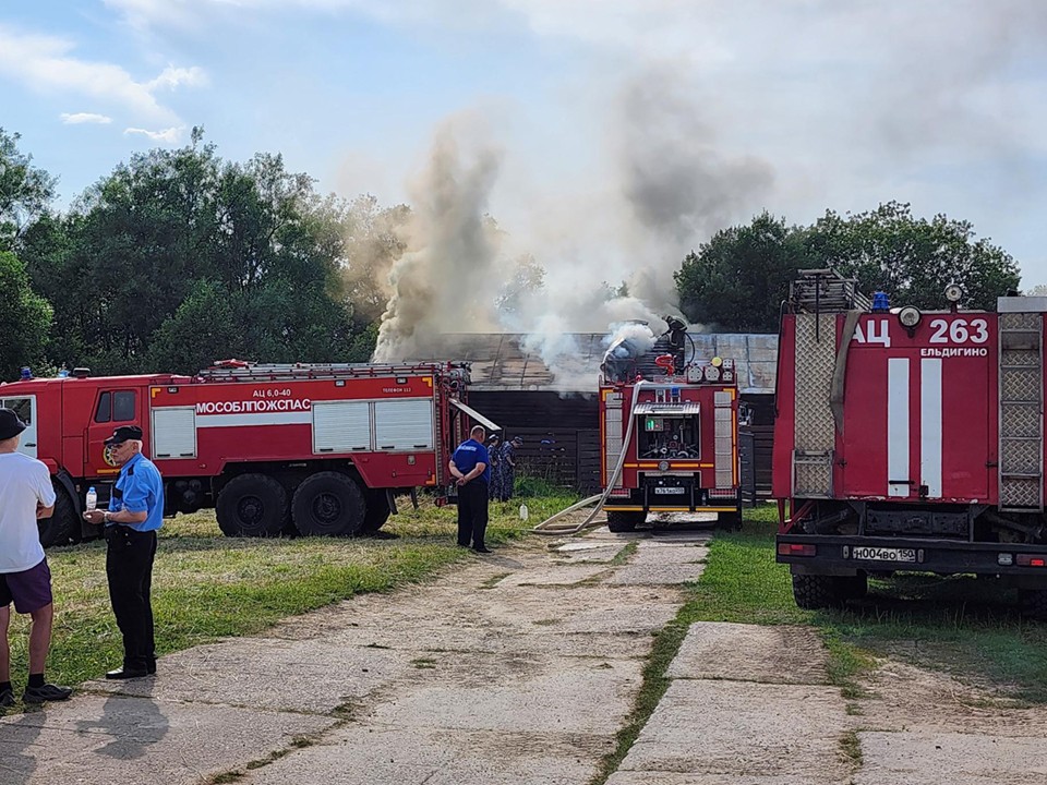 В деревне Мураново пожарные ликвидировали возгорание в гараже усадьбы