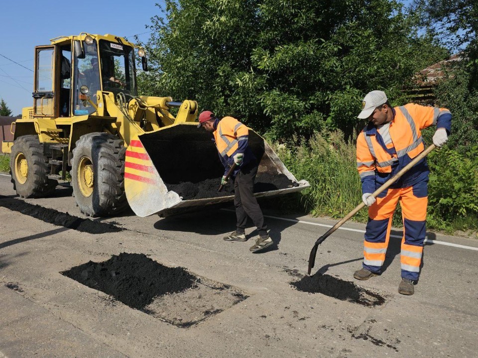 На дорогах Рошаля и Мишеронского заделывают ямы