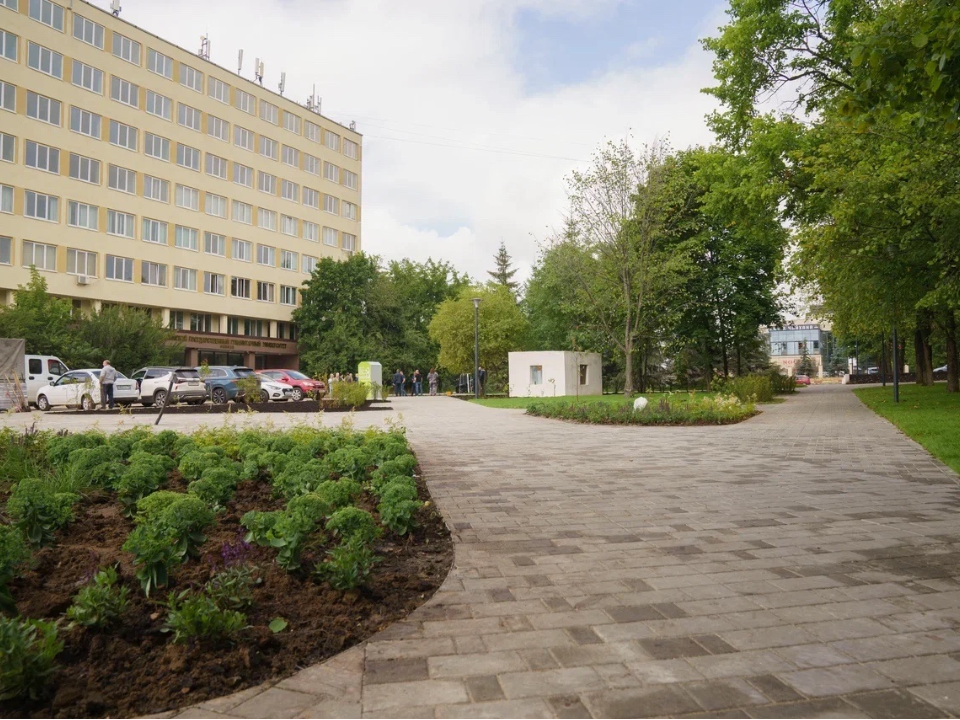 В сквере у РГГУ уложили брусчатку и обустроили клумбы