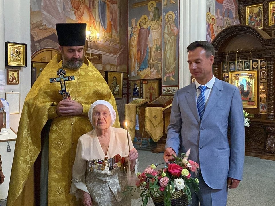 Сотню белых шаров запустили в небо в честь 103-летия прихожанки храма в Мытищах