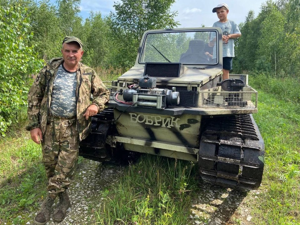 Ползает, плывет и ходит по льду: мастер из Шатуры собрал вездеход