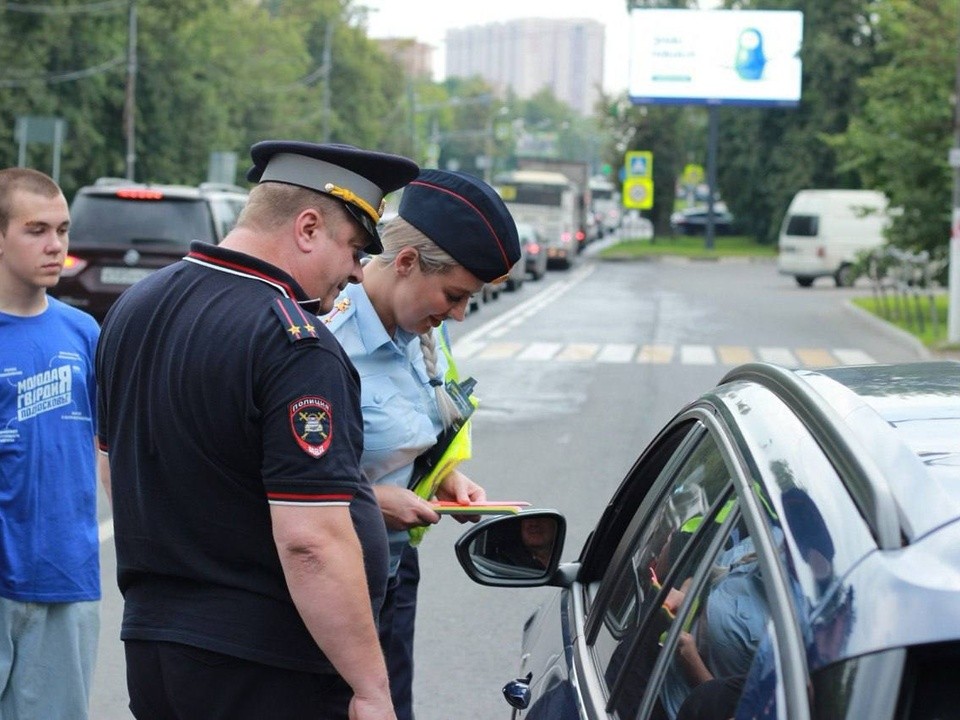 Автоинспекторы помогли водителям Жуковского в жару