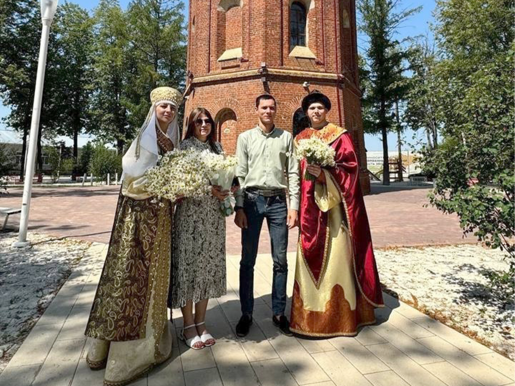 В Зарайске Петр и Феврония раздали ромашки прохожим