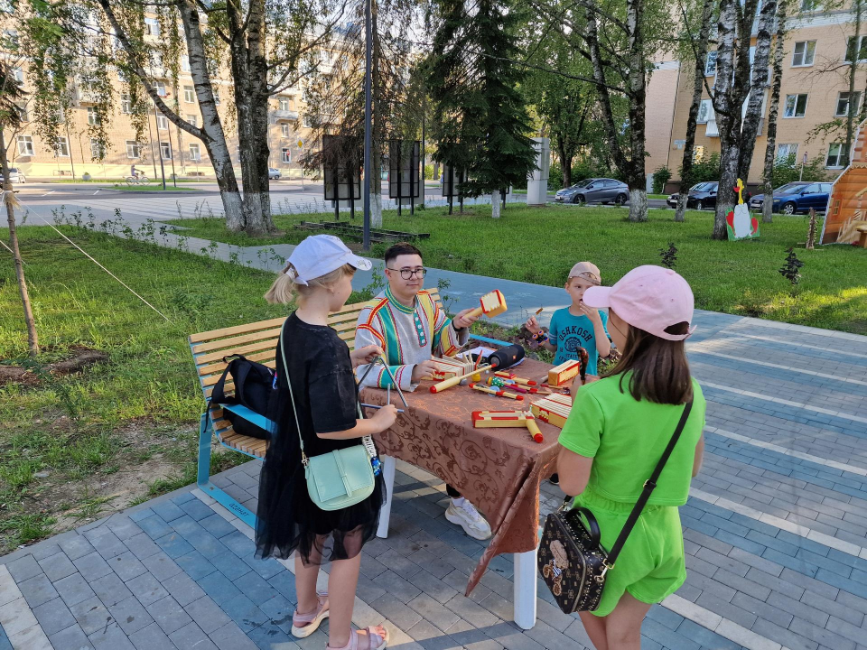 Звуки народных инструментов заполонили площадь возле ДК «Октябрь» в Дубне