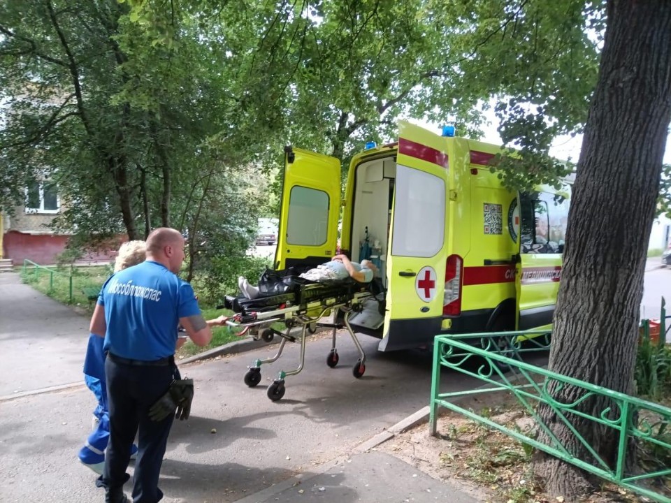 Спасатели помогли транспортировать пенсионера в Кашире, нуждающегося в госпитализации