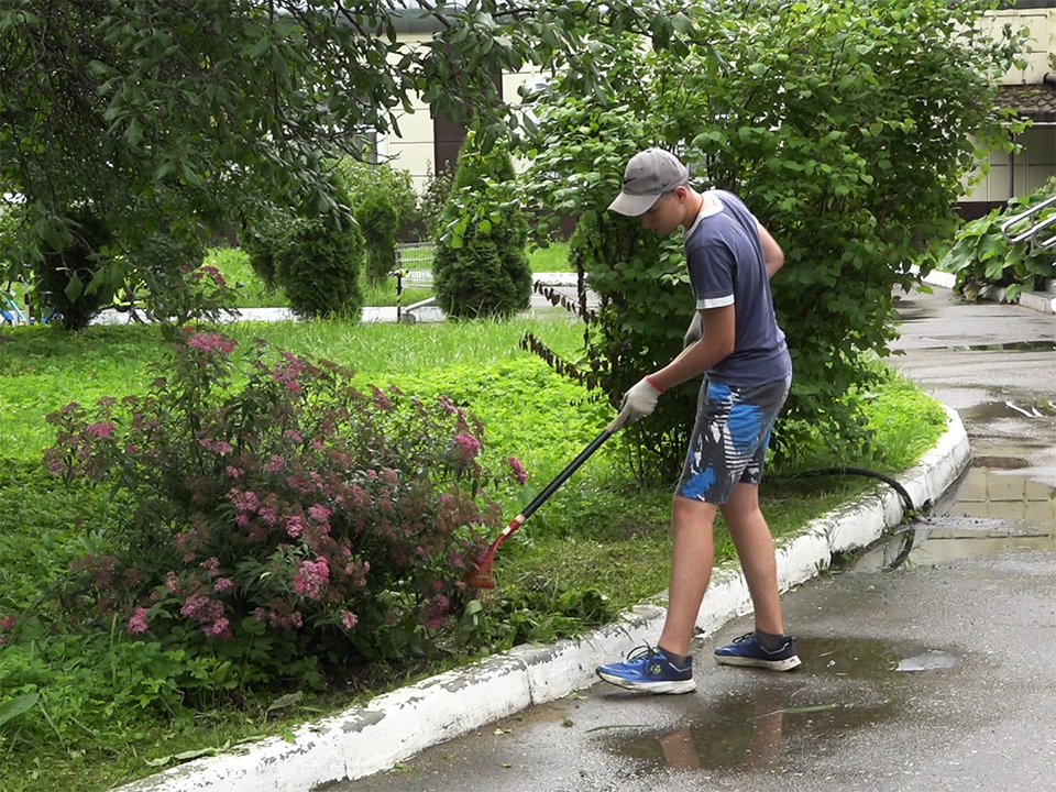 Во Власихе в школе им. Попова трудовые бригады готовят корпуса к новому учебному году