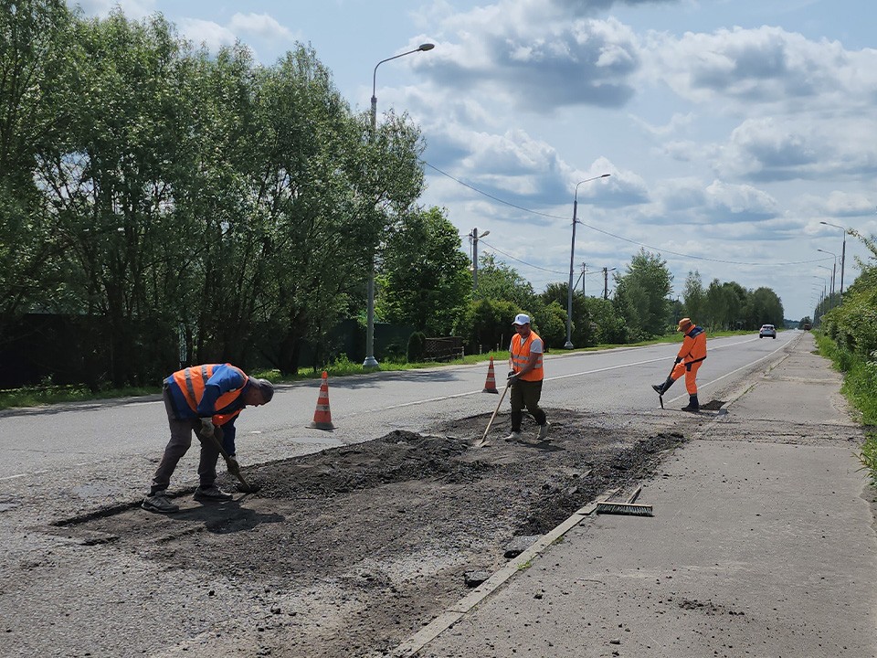 В Вертлино выровняли ямы на дороге, подсыпав асфальтобетонную крошку