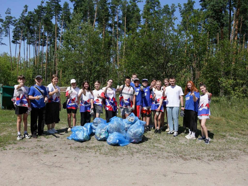 Волонтеры убрали 60 кг мусора на берегу озера Святое в Шатуре