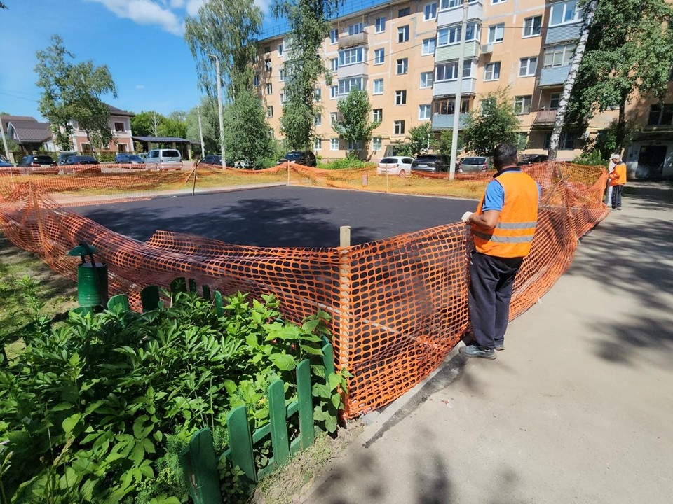 Во дворе дома на улице Горького построят современную детскую площадку