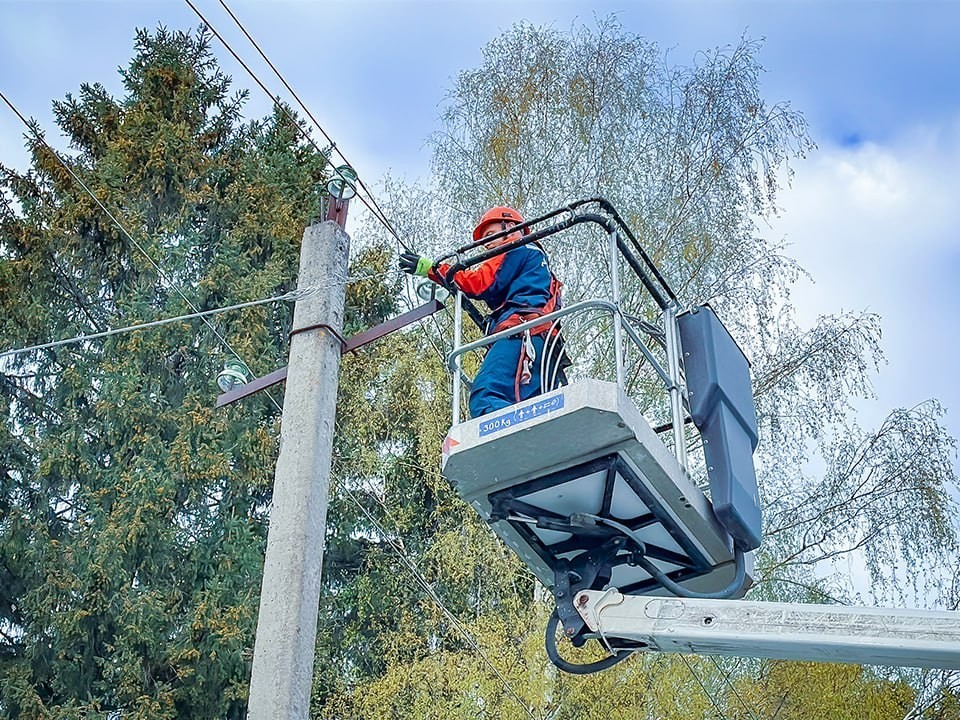 Энергетики Подмосковья перешли на усиленный режим работы из-за гроз и сильного ветра