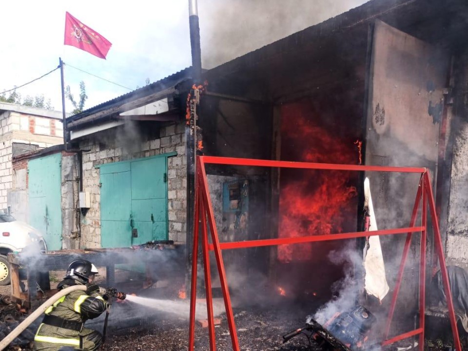 Пожарные потушили вспыхнувший гараж в Серебряных Прудах