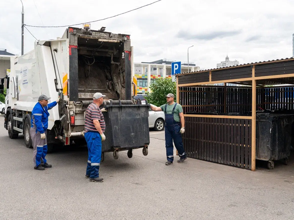 Класс вождения повысили девять водителей подмосковной компании по вывозу мусора