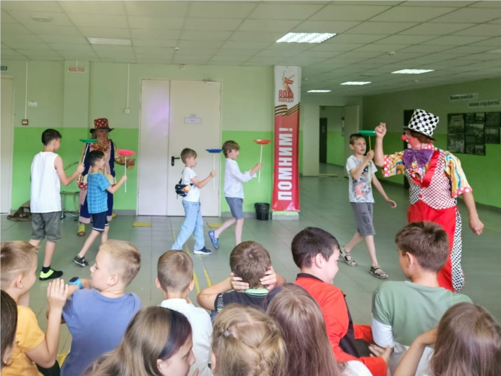Воспитанники летнего лагеря в Долгопрудном на час стали циркачами