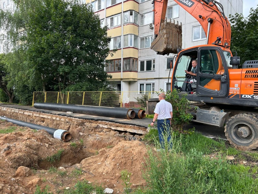 На улице Строителей демонтируют старые трубы теплотрассы