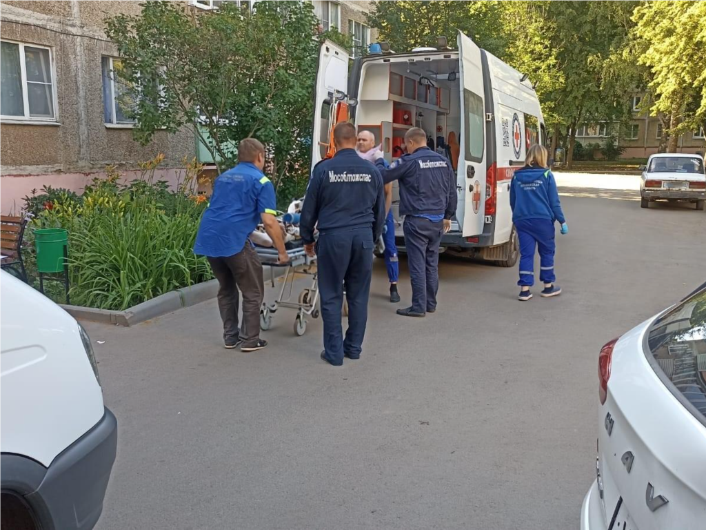 Спасатели помогли медикам госпитализировать жителя Серебряных Прудов