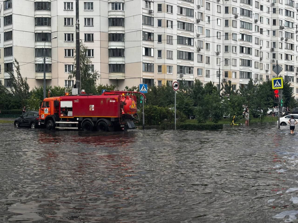 В микрорайоне Павшинская пойма устраняют последствия сильного ливня