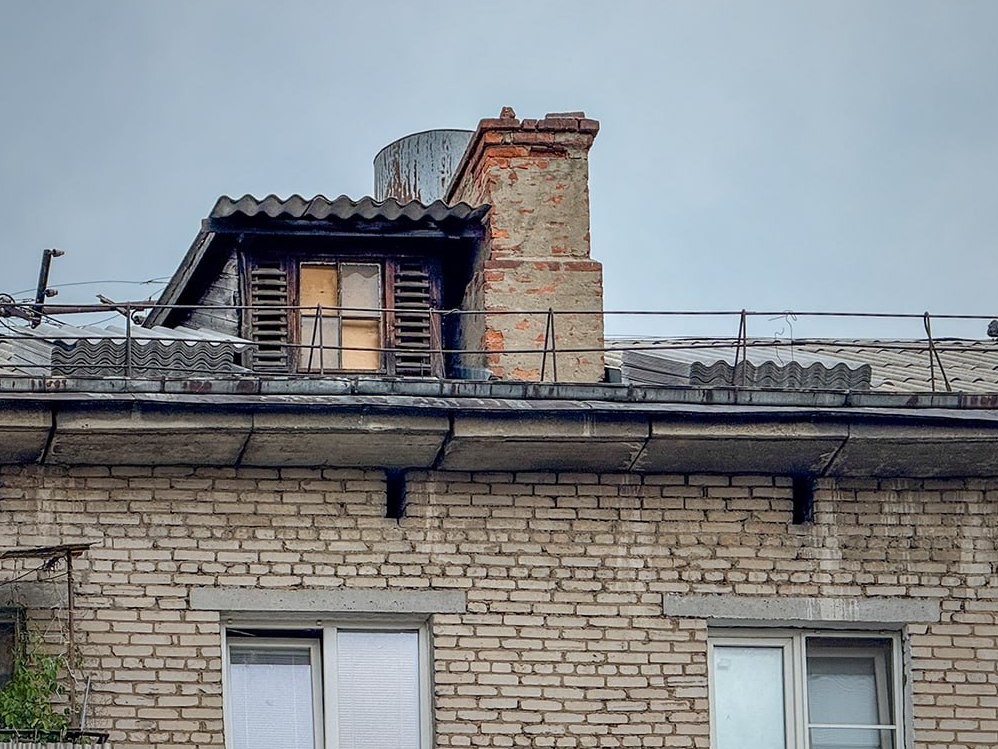 Ремонт кровли дома на улице Мира продолжится как только позволит погода