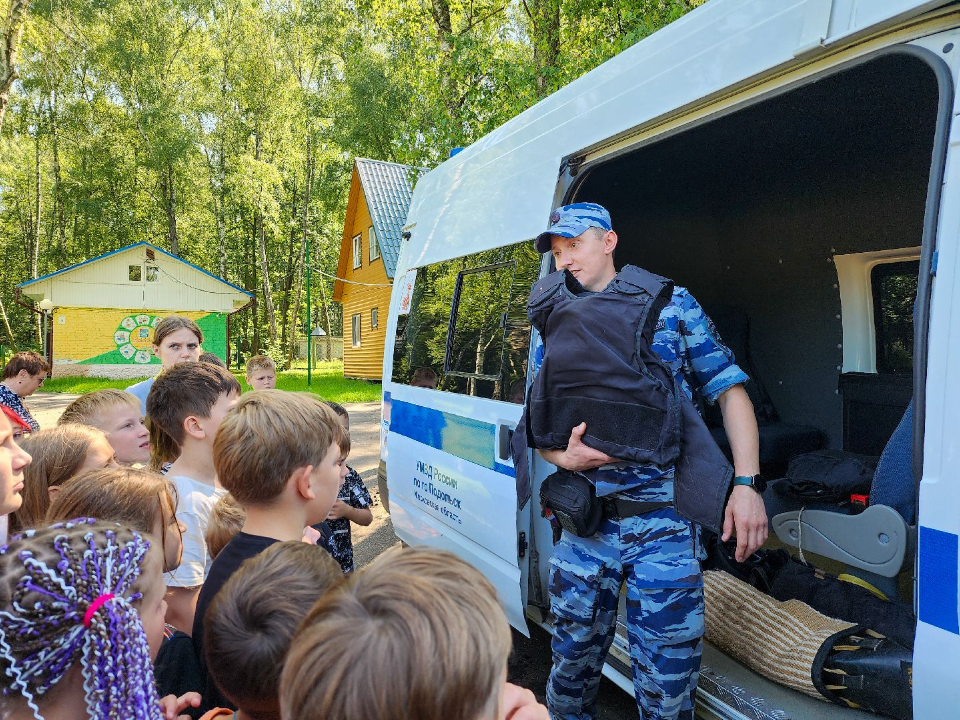 Детям из лагеря «Ромашка» под Подольском полицейские и пожарные рассказали о своей работе