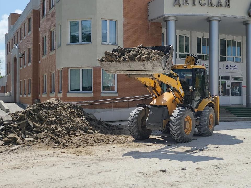 У детской поликлиники в Луховицах уложат асфальт и поставят игровую площадку