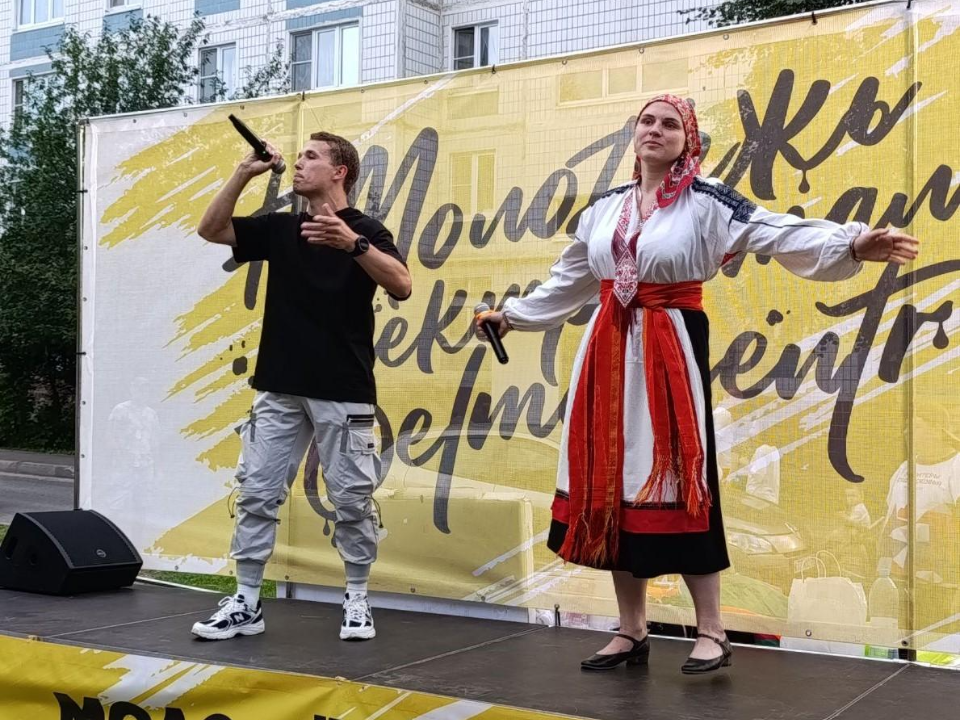 На празднике двора электростальцы ловили рыбу и слушали артистов