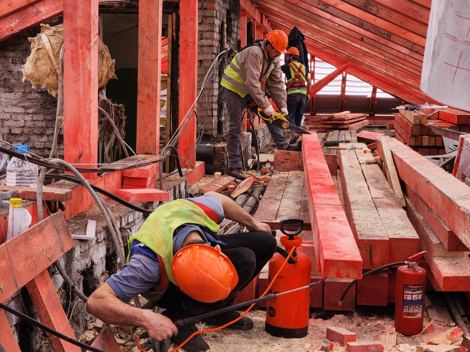 На Октябрьской улице в Электростали отремонтировали кровлю дома, где был пожар