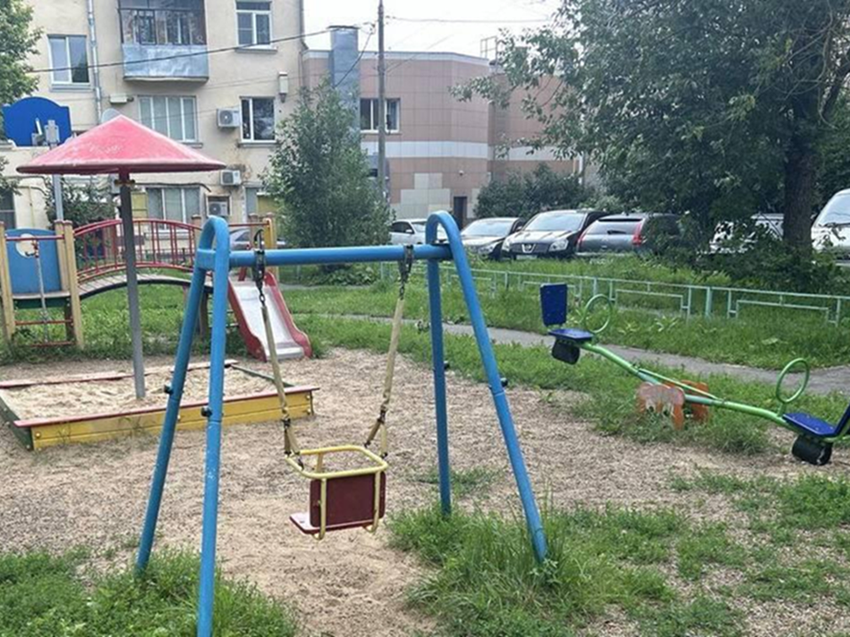 В семи округах Подмосковье за неделю отремонтировали детские площадки и подъезды