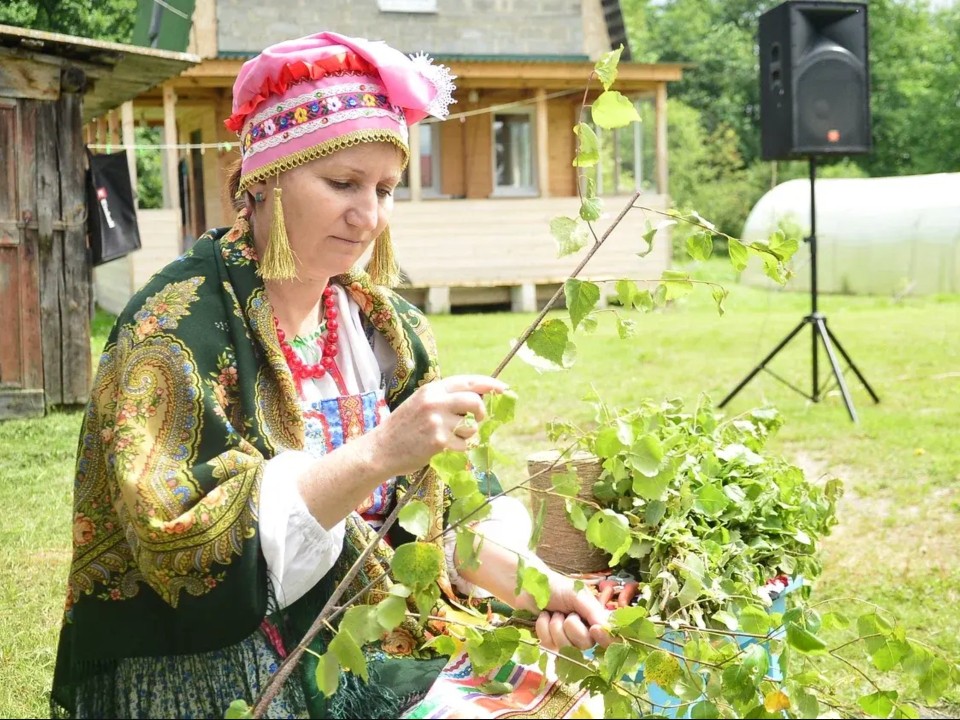 Многодетные мамы с детьми посетили столетний дом в Мишеронском