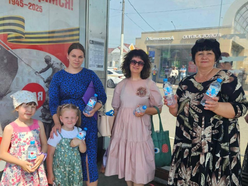 В транспорте Подмосковья раздали тысячу бутылок воды