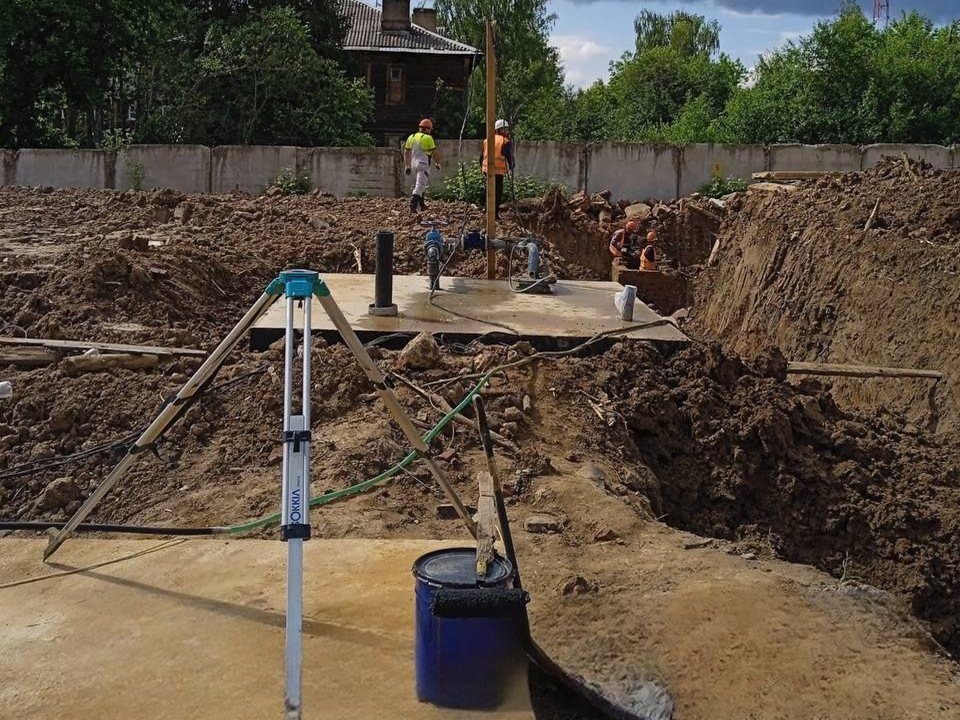 В поселке Правдинский строители приступили к обустройству водопроводных колодцев