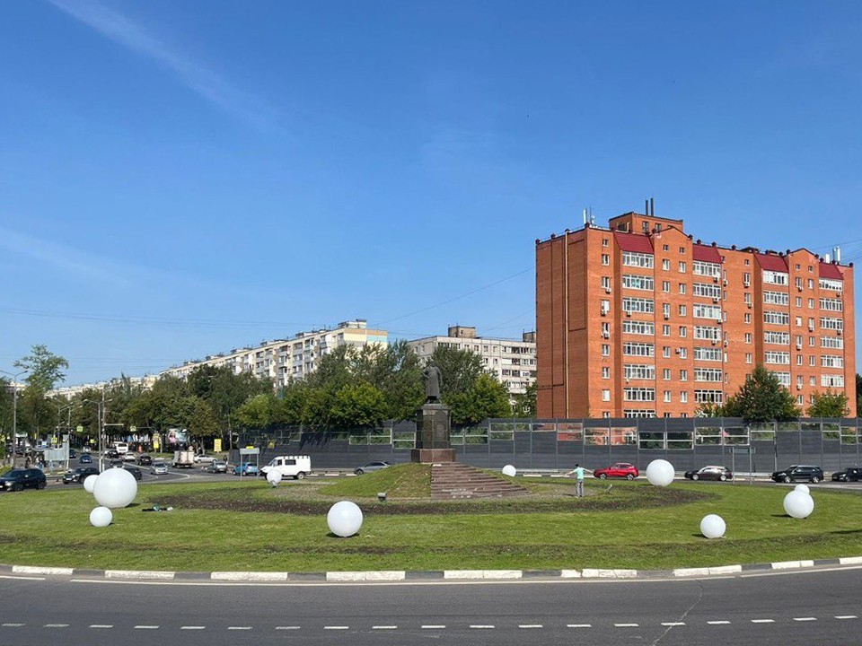 На въезде в Пушкино установили ландшафтные световые шары