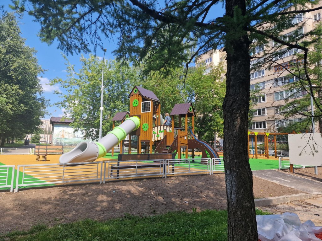Дети Дубны лично проверили новую игровую площадку на улице Энтузиастов