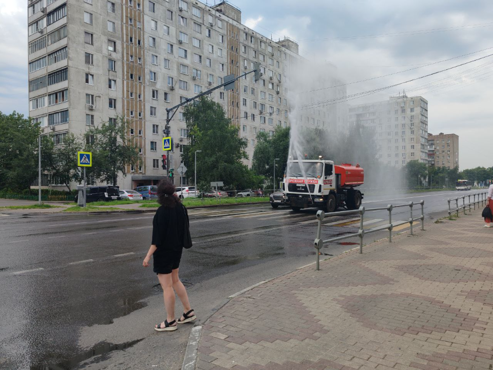 Коммунальщики, спасая город от жары, поливают дороги и тротуары Жуковского