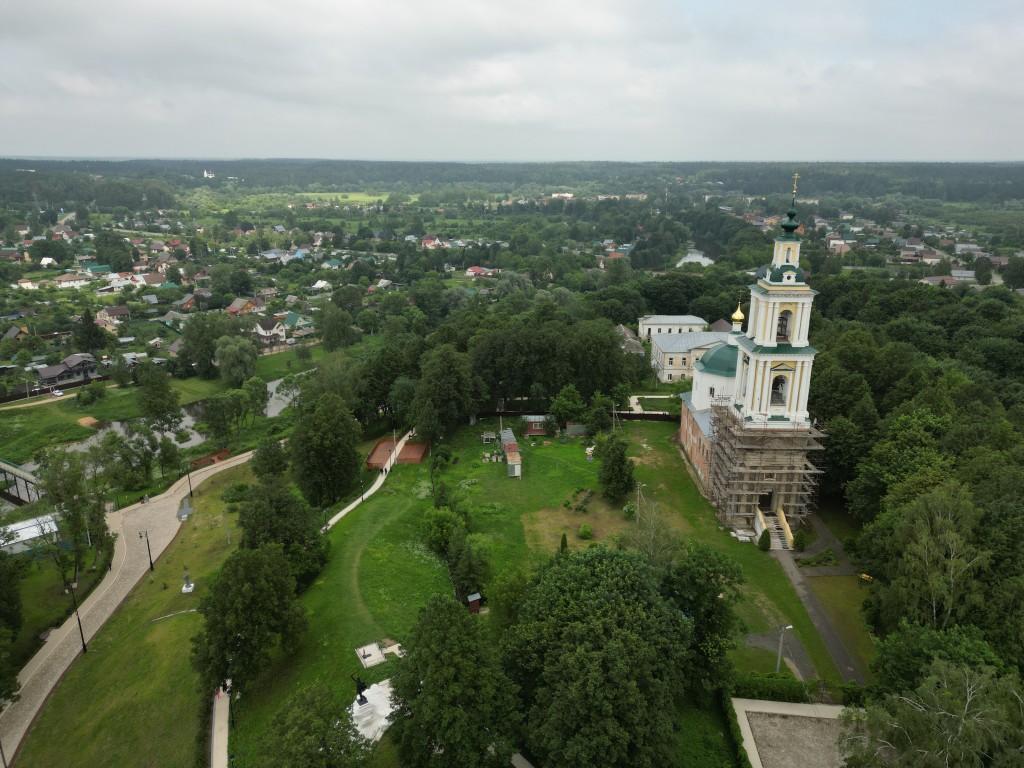 Разрушенный ливнями склон Верейского кремля восстановили