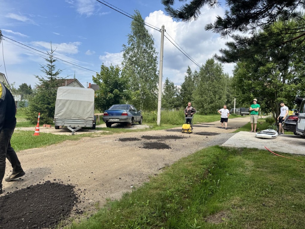 Рабочие устранили ямы на дорогах деревни Ядрово