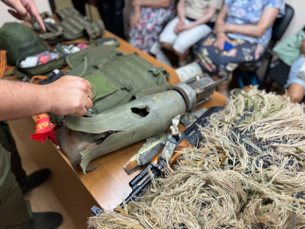 Черноголовские пенсионерки примерили военную форму и подержали в руках автоматы