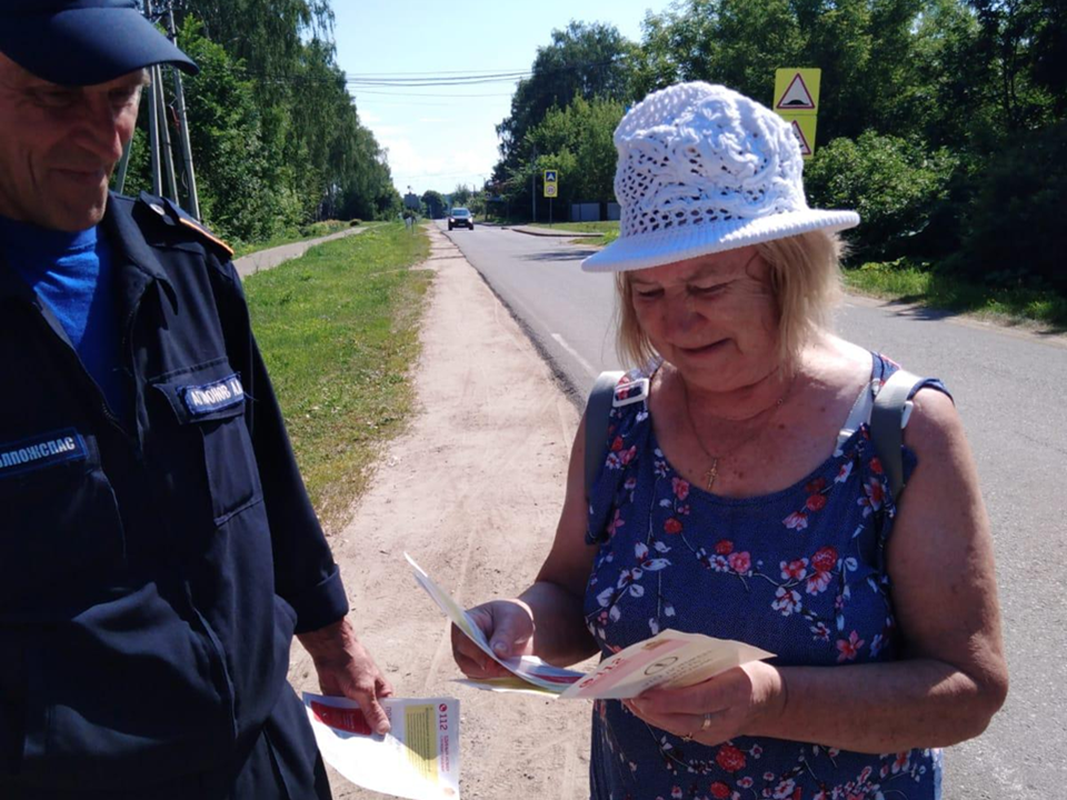 Спасатели провели беседы о пожарной безопасности с жителями села Царево