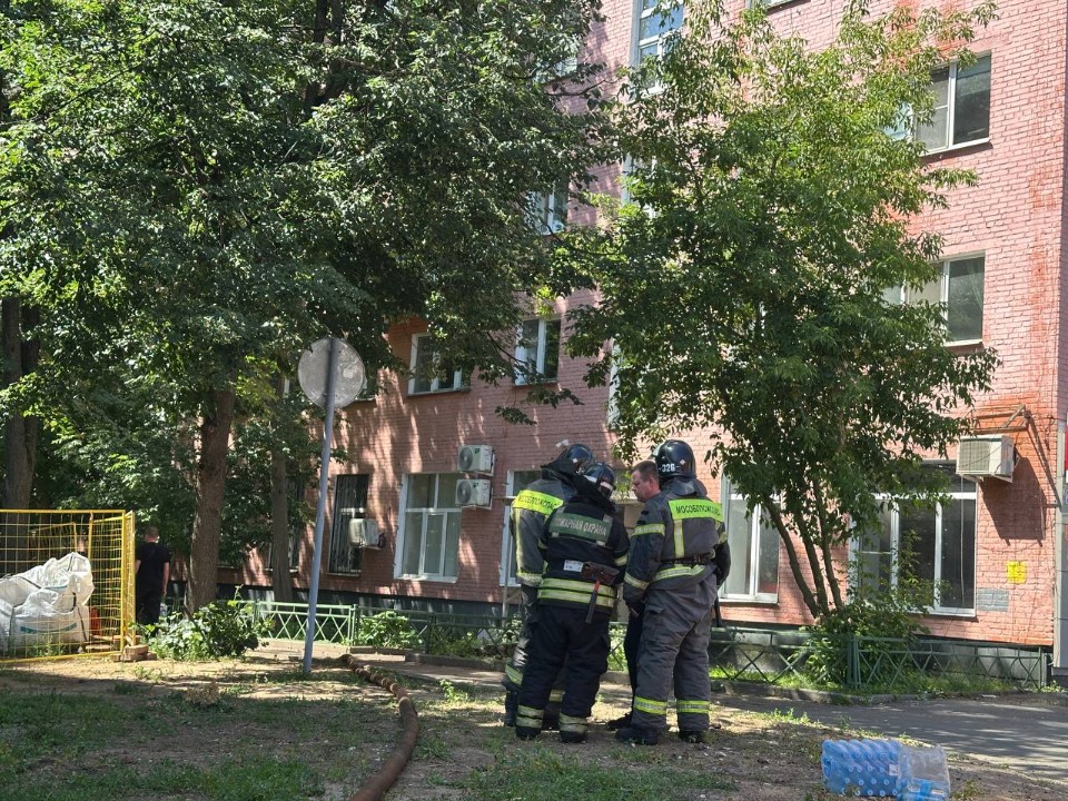 Пожарные ликвидировали открытое горение на крыше МКД в Пушкино