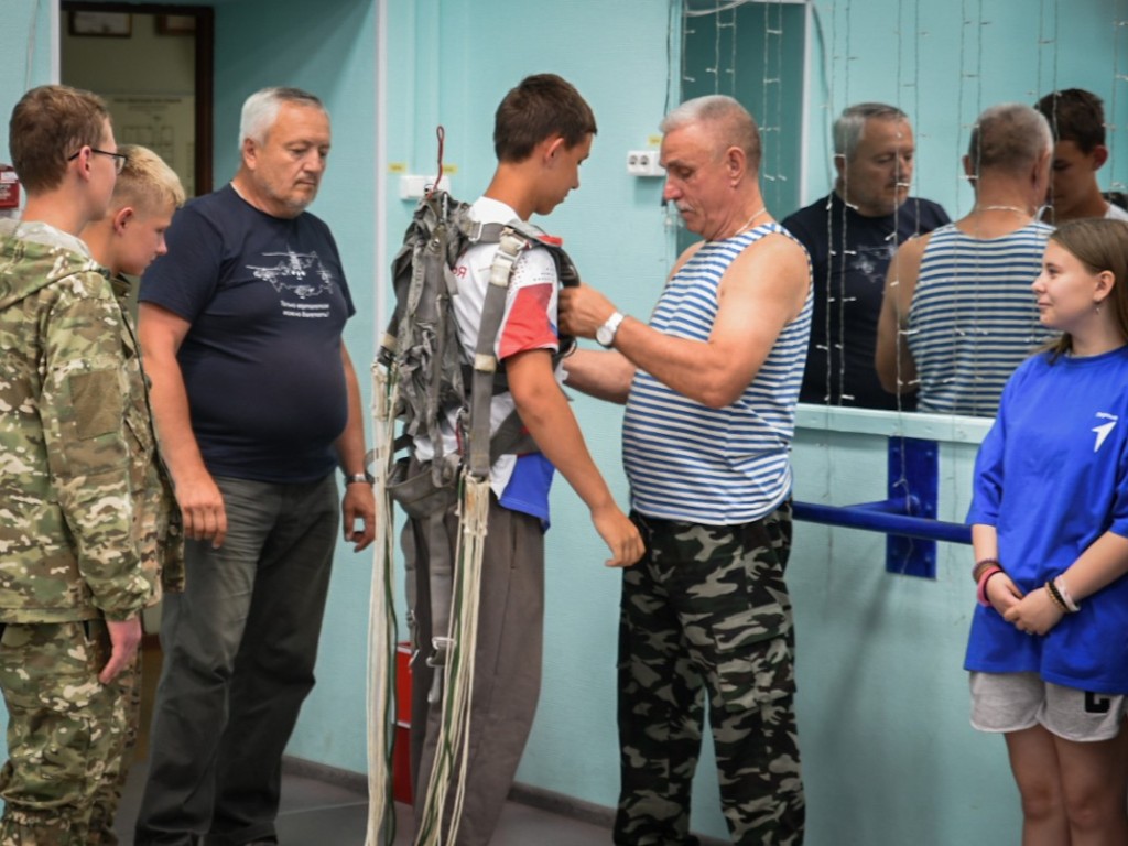 Жители Воскресенска проходят подготовку к прыжкам с парашютом ко Дню ВДВ