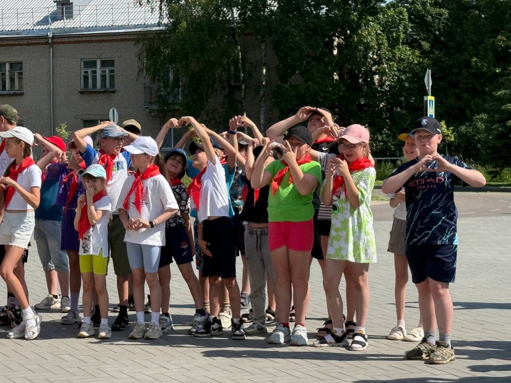 Дети из Черноголовки создали ромашки и прошли пять «станций веселья» в День семьи