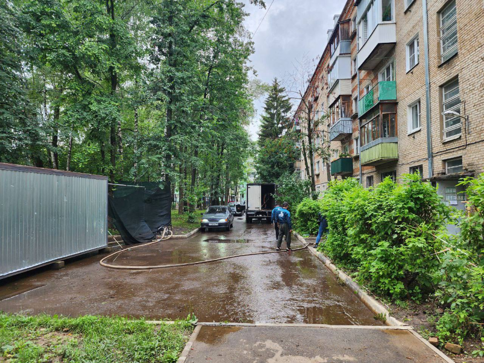 Проезд к жилому дому на улице Заводская в Климовске освободили от воды
