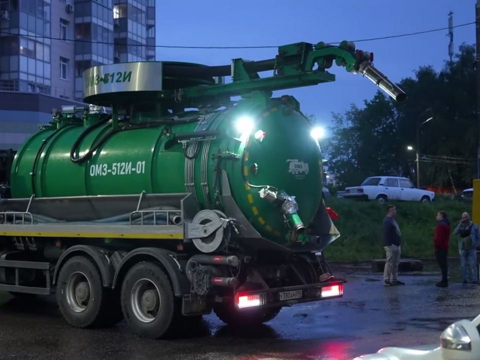 Бригады коммунальщиков устраняют подтопление на улице Стрелковой