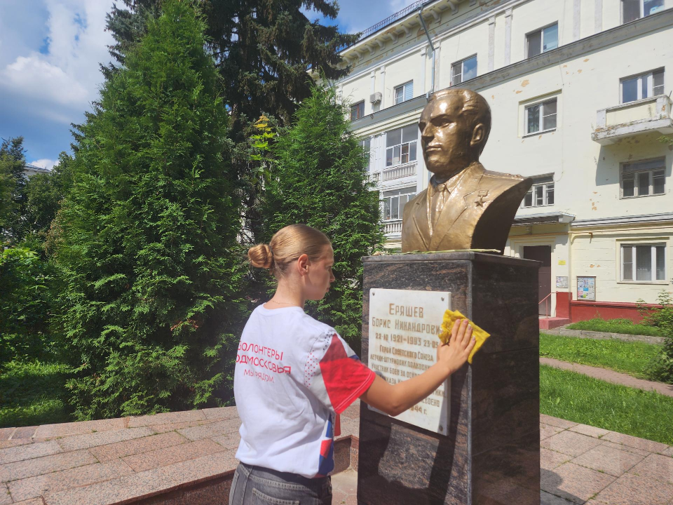 Волонтеры Фрязина вымыли памятники на Аллее Героев