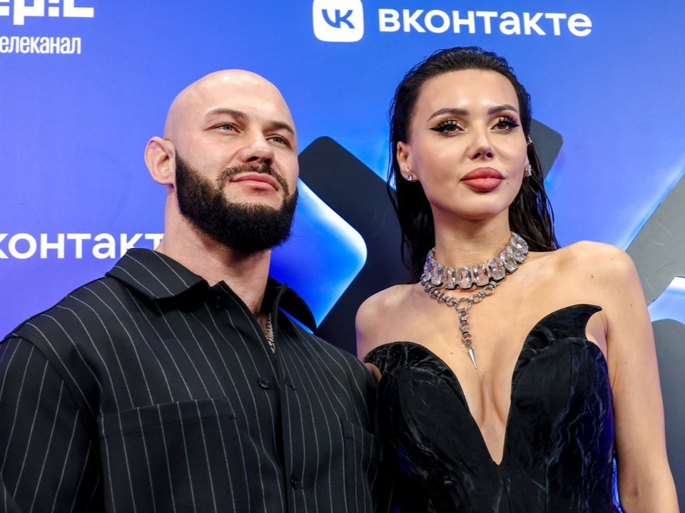 Оксана Самойлова удивила публику мини-платьем с акцентом на декольте