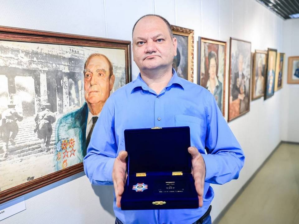 Знак «Почетный житель Мытищ» передали внуку ветерана войны Лидии Мироновой