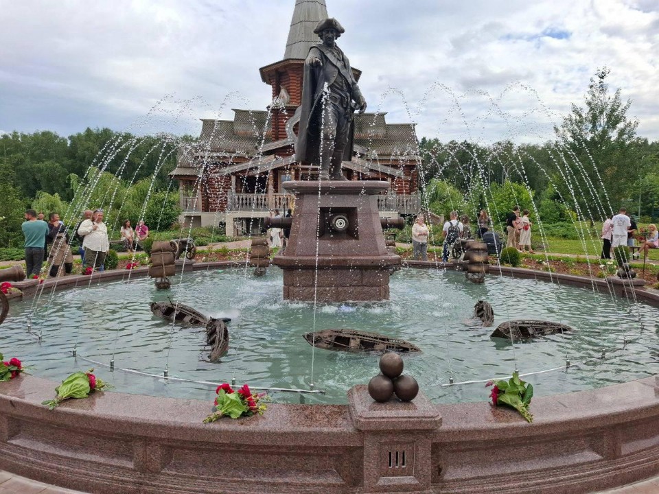 Волочкова и Зверев посетили открытие памятника графу Орлову в Ленинском округе