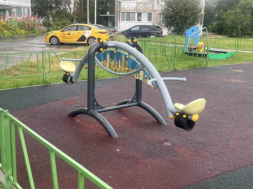 Новые качели и карусели установят на детской площадке в Кармолине до 1 октября