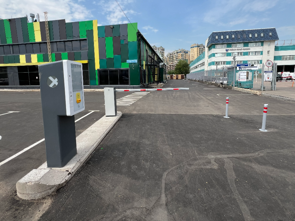Возле ТЦ на Транспортном проезде в Химках обновили асфальт и нанесли новую разметку