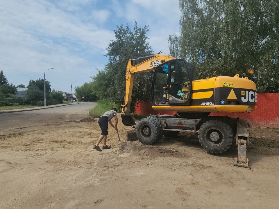 На улице Буденного восстанавливают асфальт  после коммунальной аварии