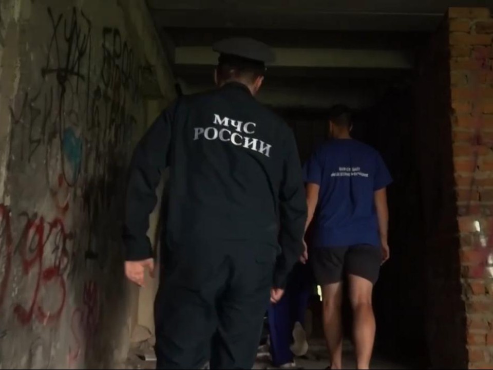 Полиция в Истре поймала подростков, устроивших посиделки с алкоголем в заброшке